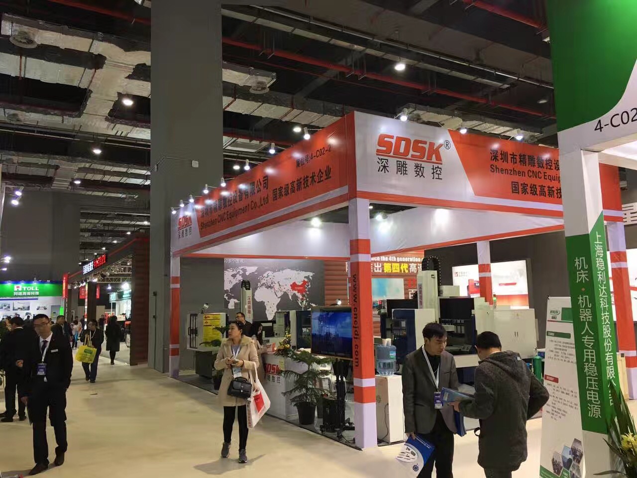 深圳精雕參加上海國際機(jī)床展會(huì)取得圓滿成功。展會(huì)上，公司主營機(jī)器，玻璃精雕機(jī)，大型精雕機(jī)，從外觀尺寸來講得到許多客戶的贊譽(yù)和認(rèn)可。